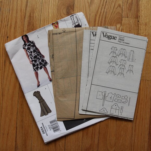 Vintage Vogue Easy Options multi-size patterns - Picture 9 of 9